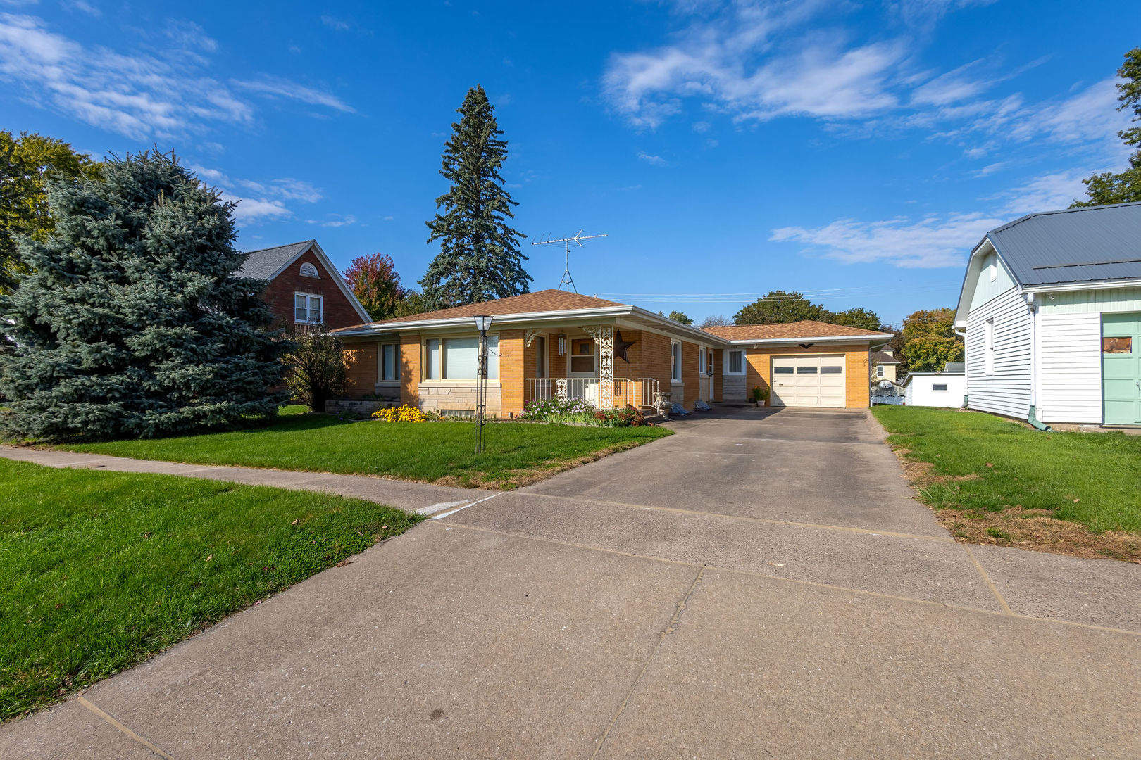 406 3rd Street Property Photo 3