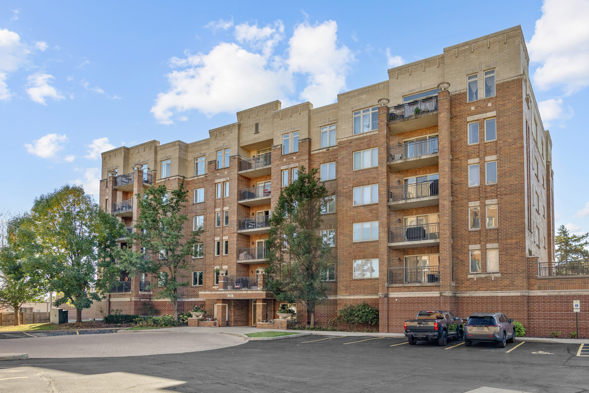 655 Perrie Drive 605 Property Photo 1
