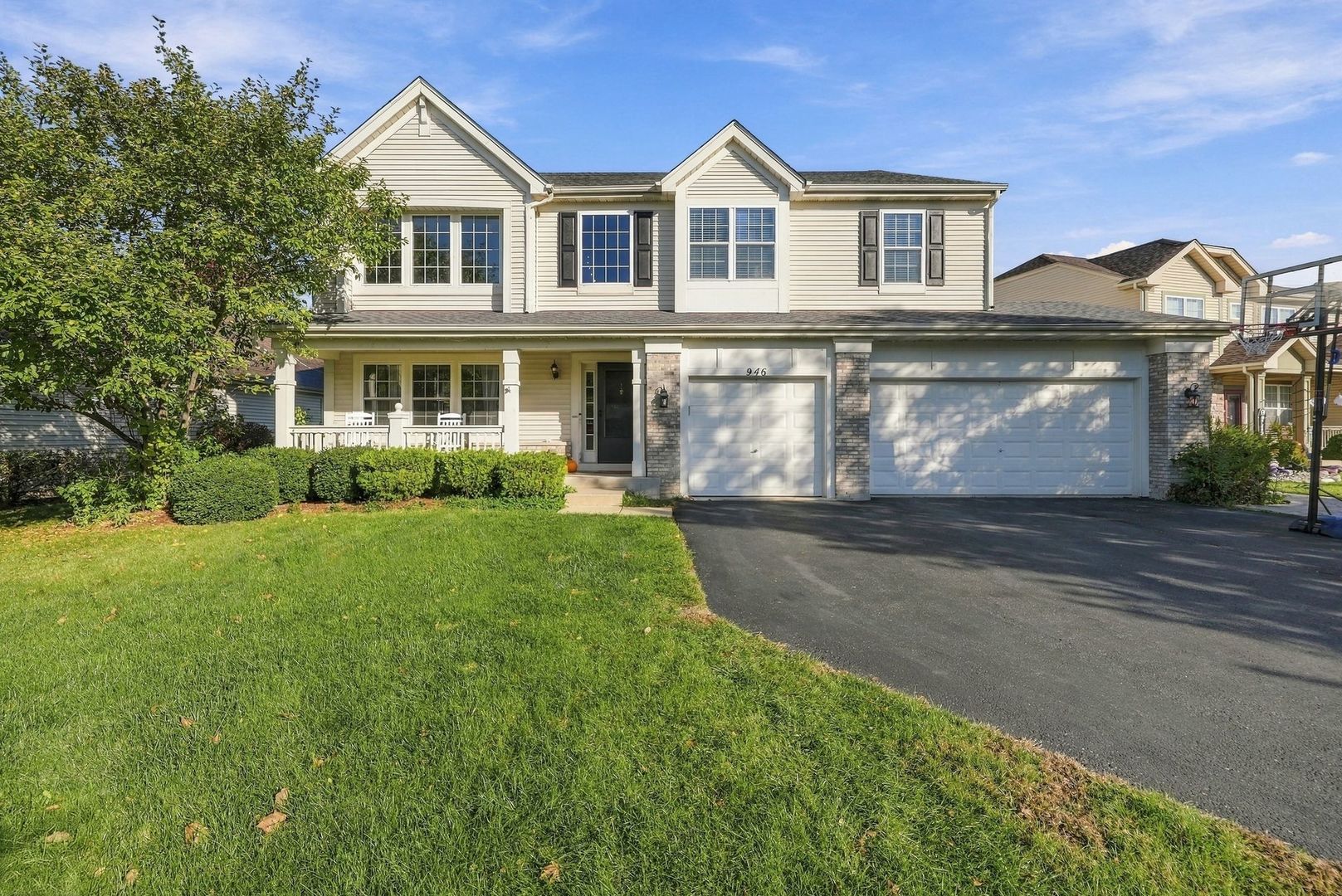 946 Oxford Court Property Photo 1
