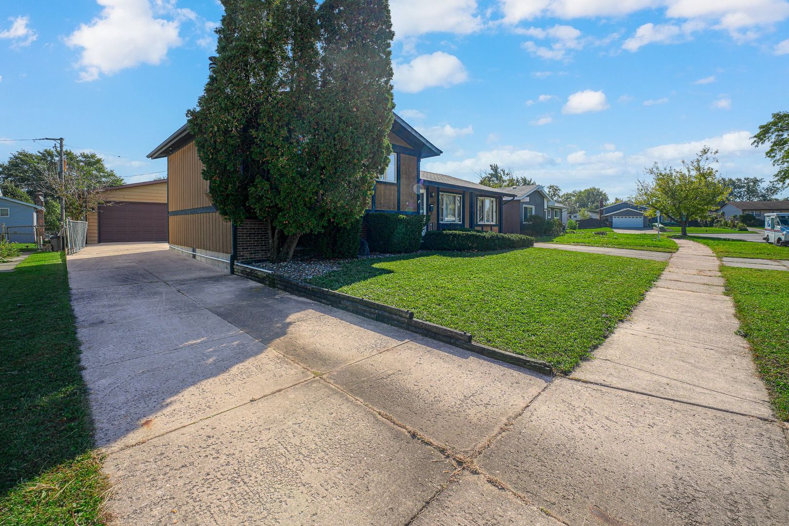 16819 Meadowdale Drive Property Photo 4