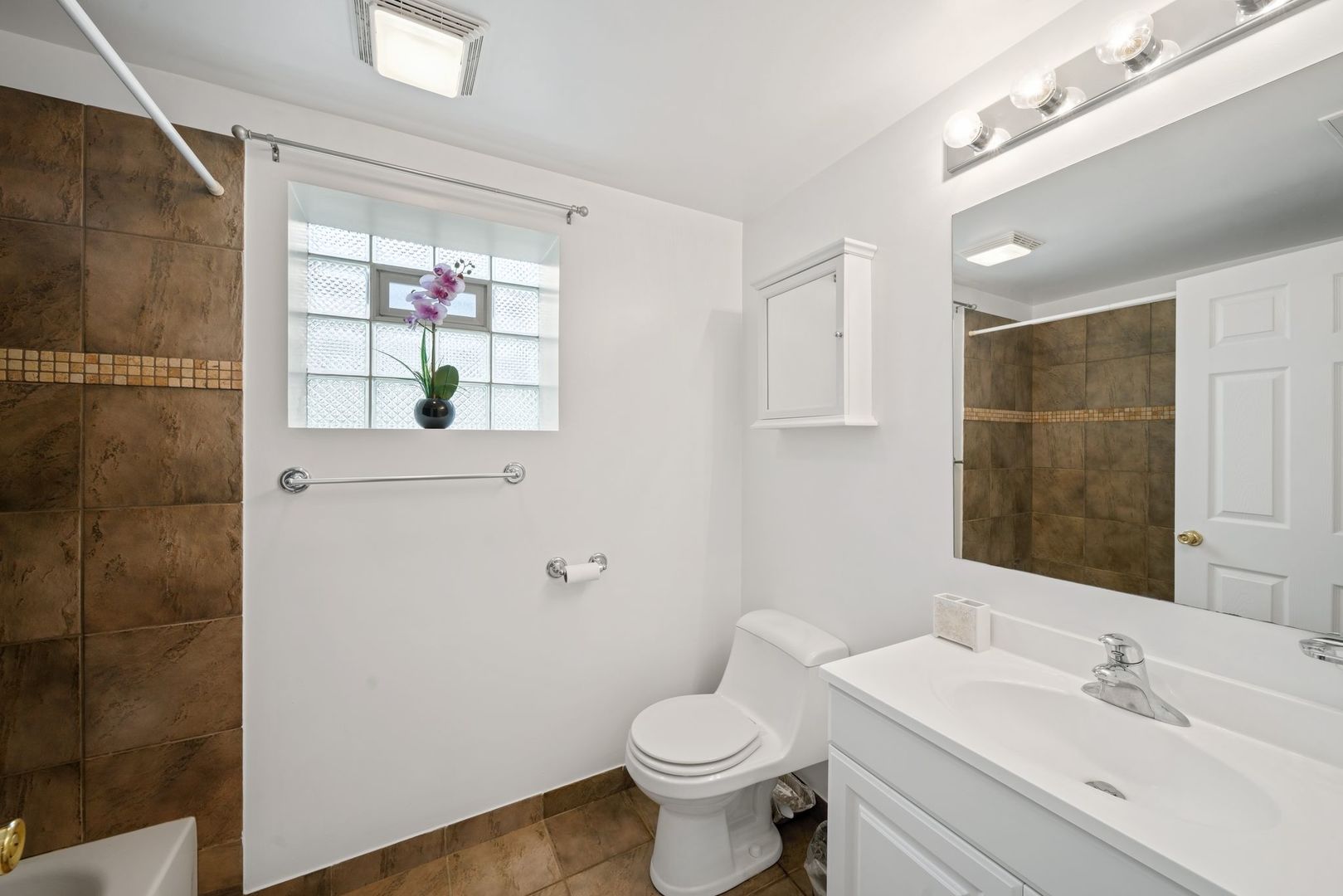 4855 S Linder Avenue Property Photo 12