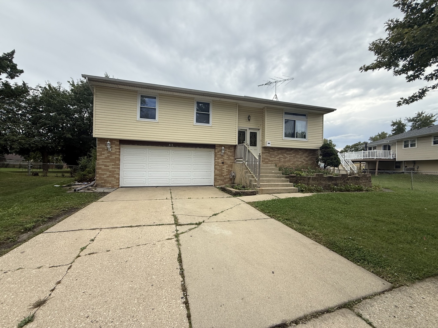 613 Newberry Drive Property Photo 1
