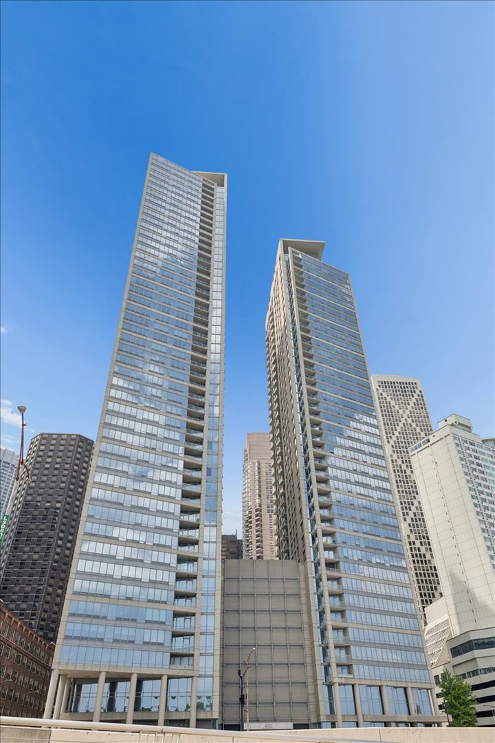 600 N Lake Shore Drive 1305 Property Photo 1