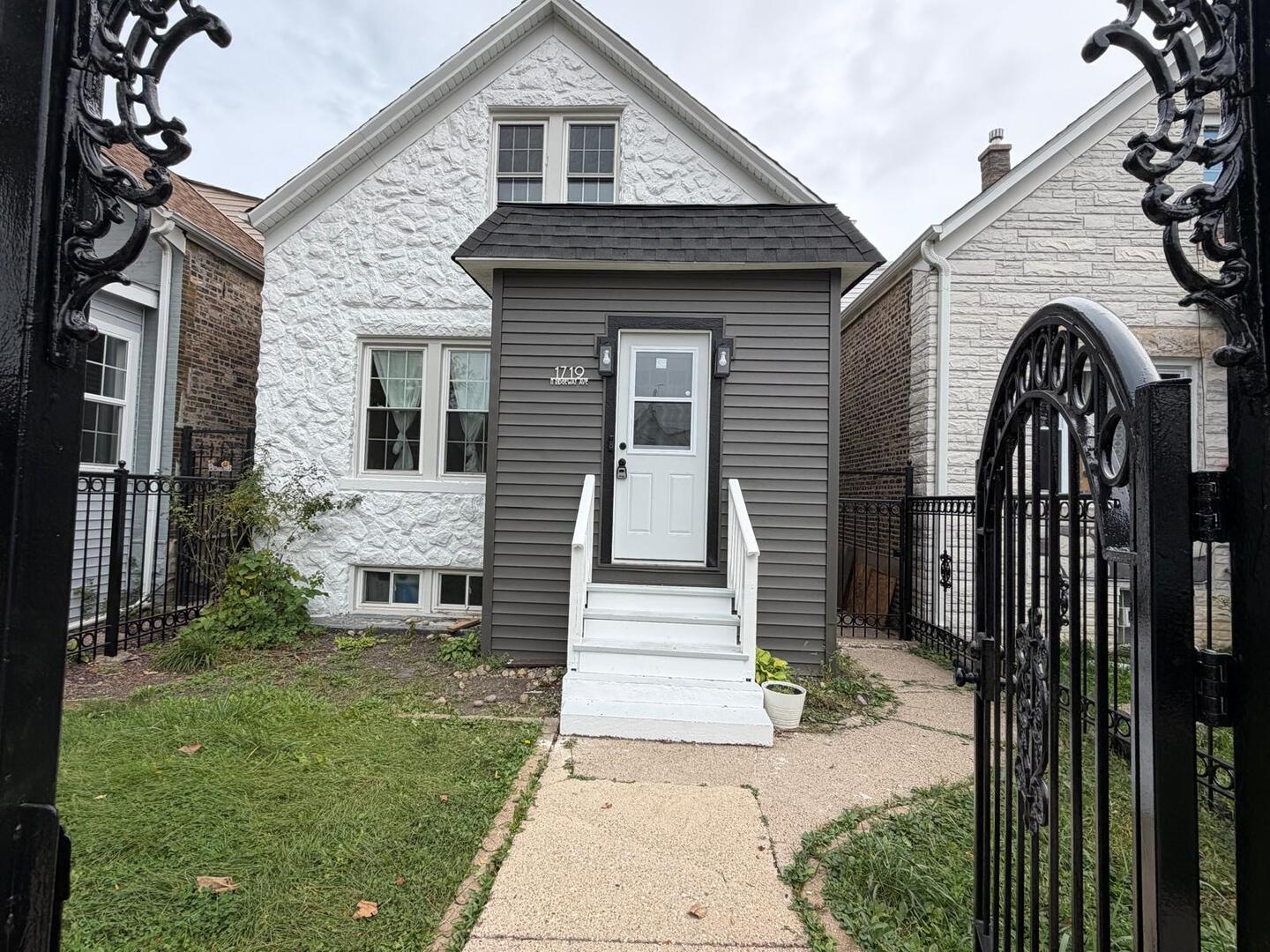 1719 N Ridgeway Avenue Property Photo 1