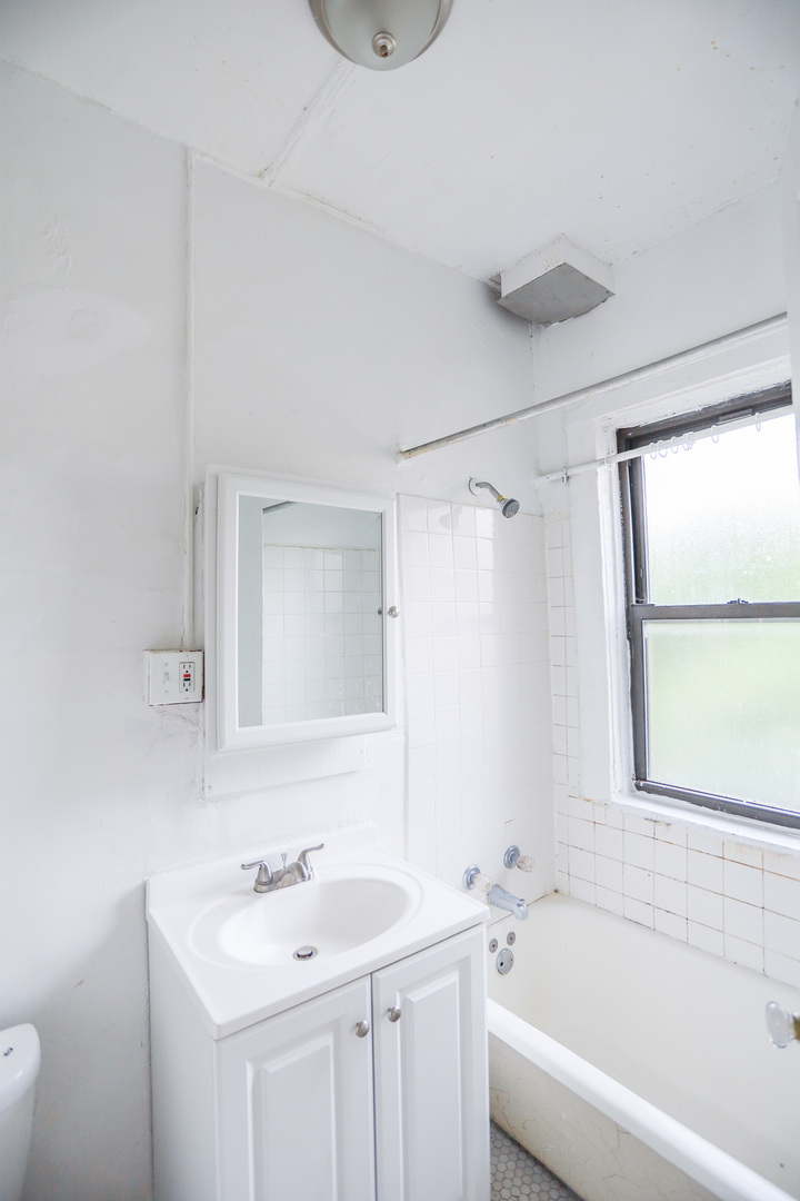 7455 N Greenview Avenue 200 Property Photo 6