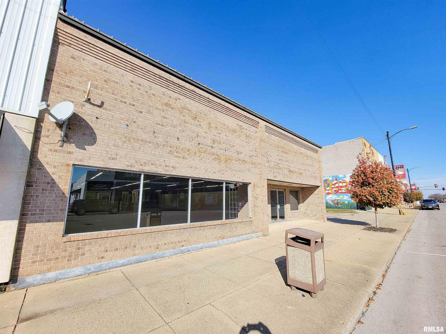 128 W North Avenue Property Photo 2