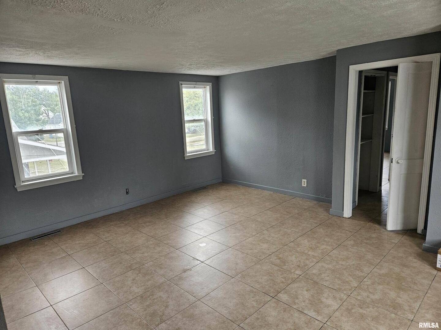 101 E Webster Street Property Photo 8