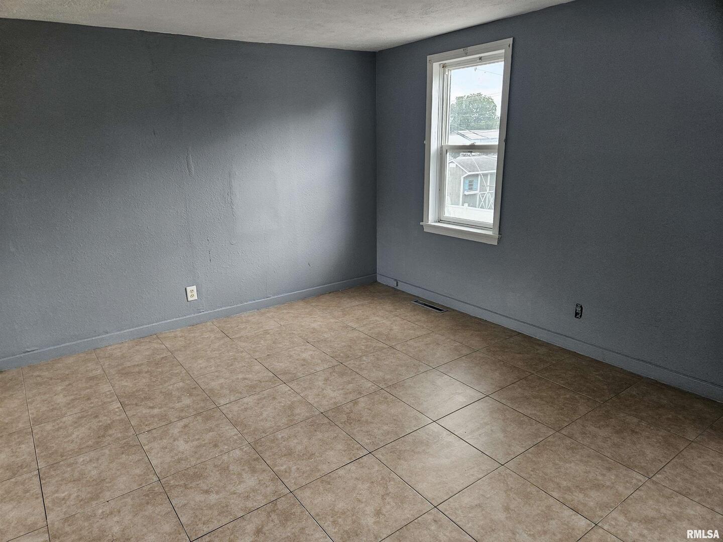 101 E Webster Street Property Photo 10