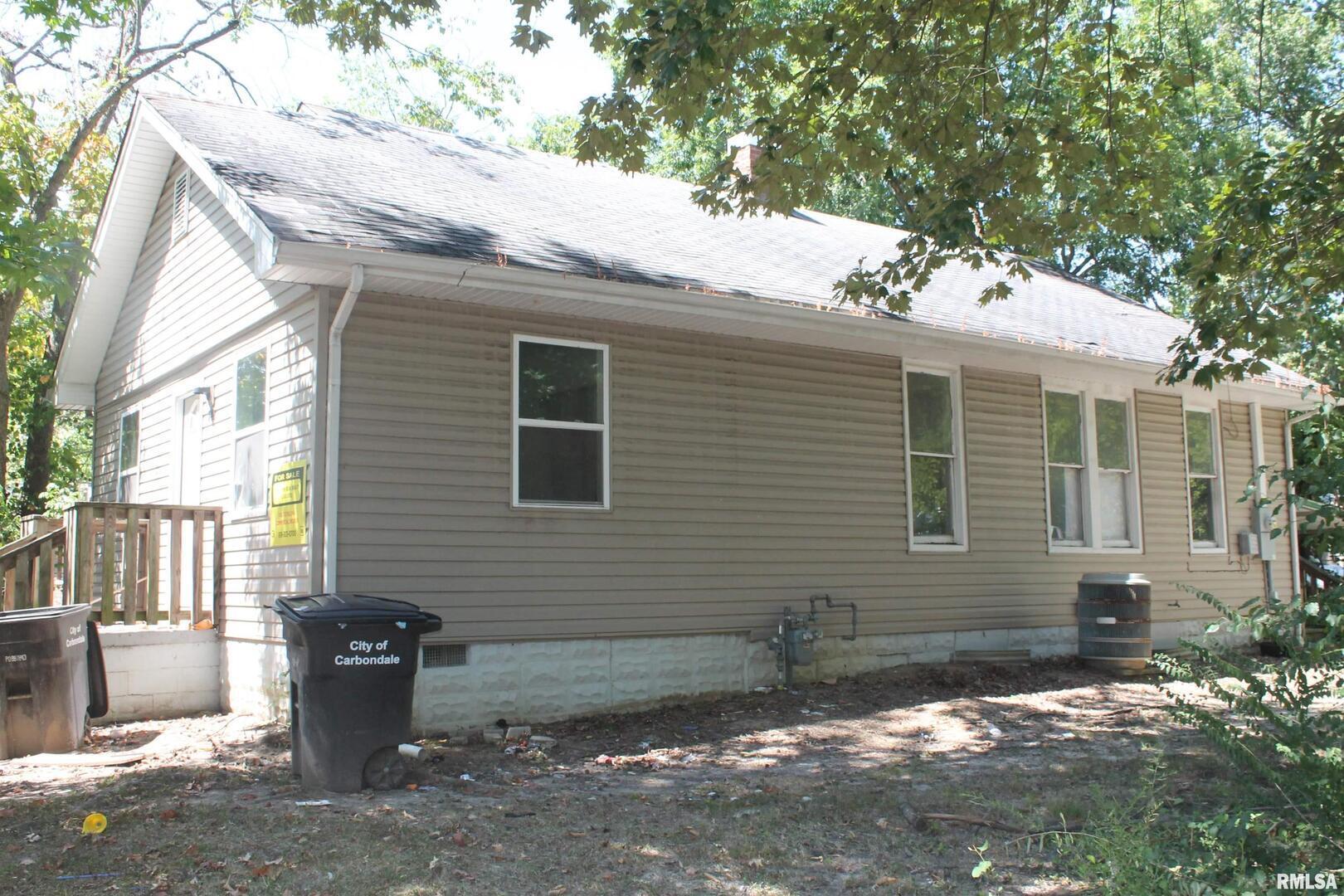 702 W WALNUT Street