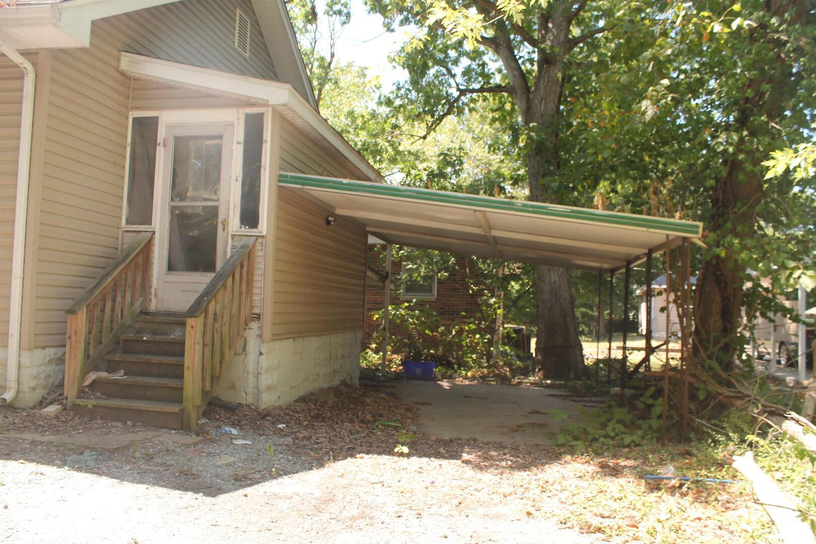 702 W Walnut Street Property Photo 3