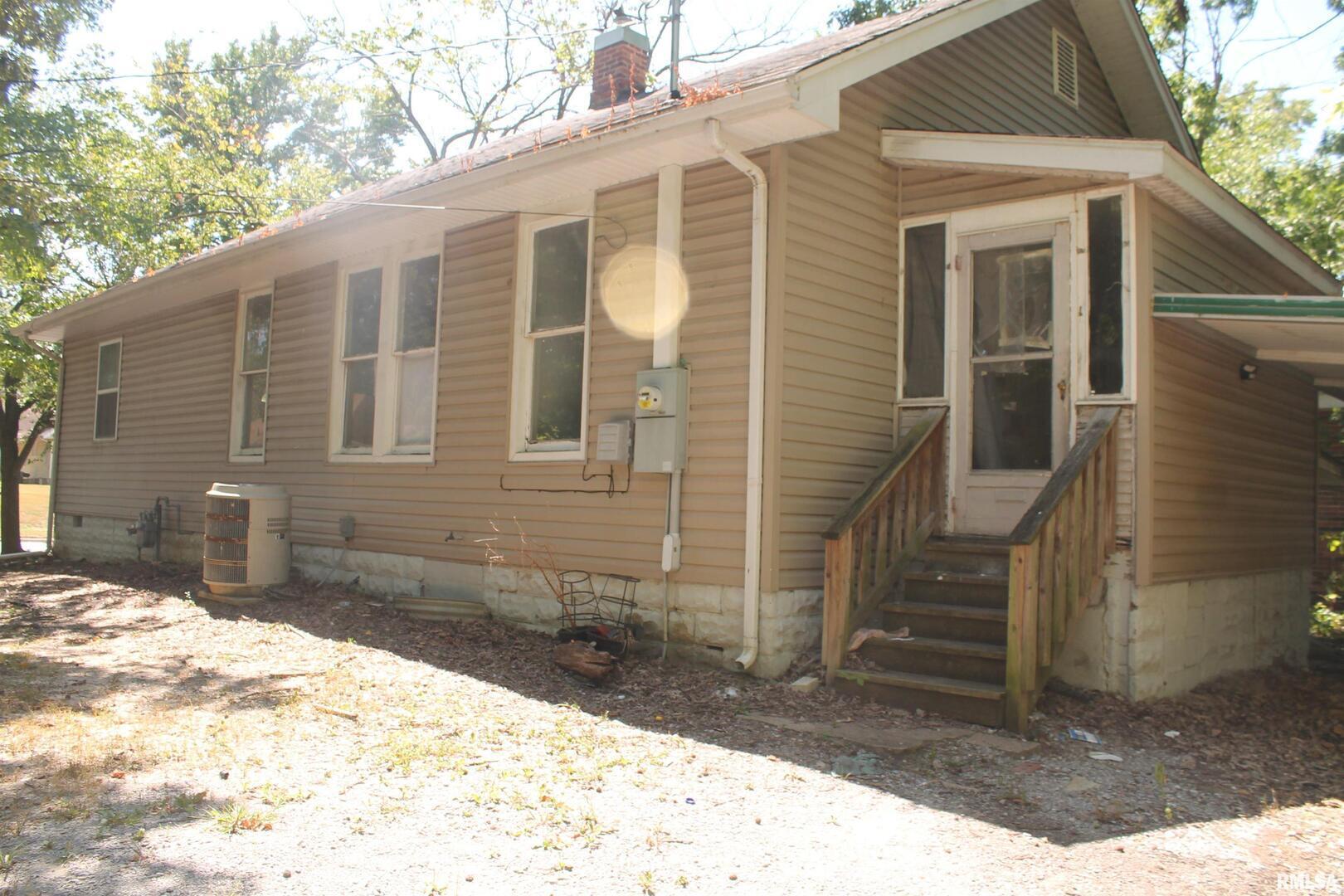 702 W Walnut Street Property Photo 4