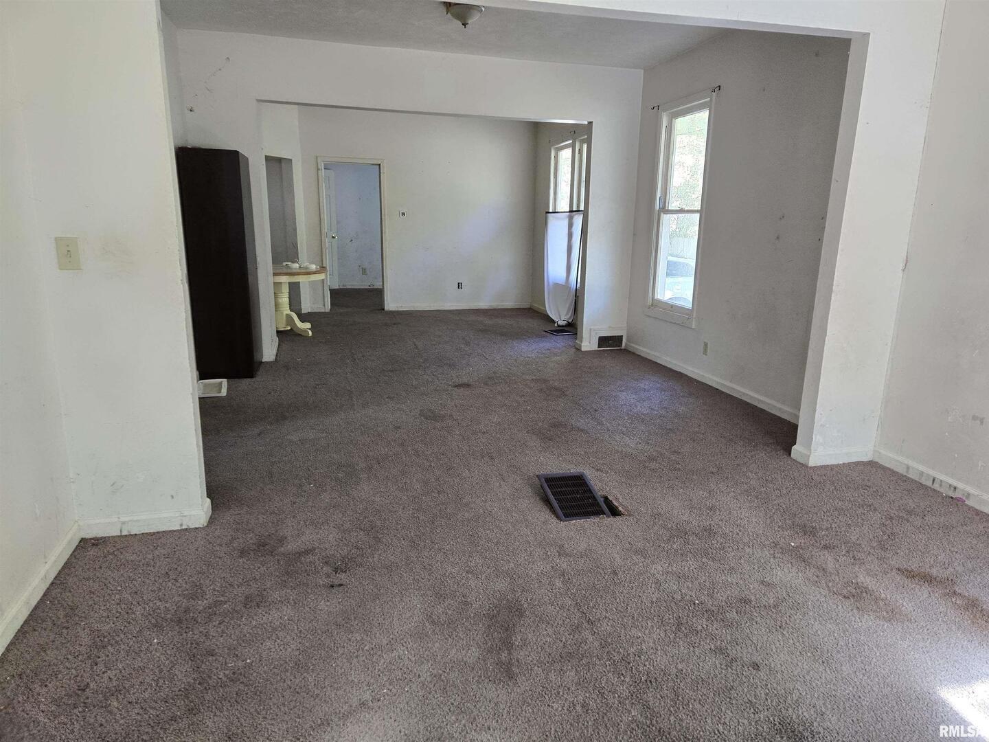 702 W Walnut Street Property Photo 5
