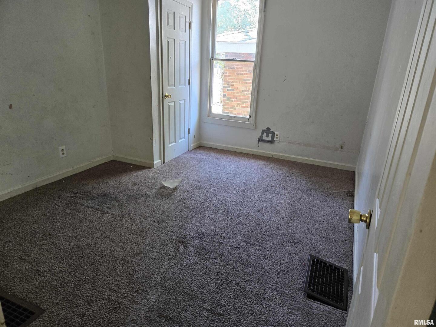 702 W Walnut Street Property Photo 8