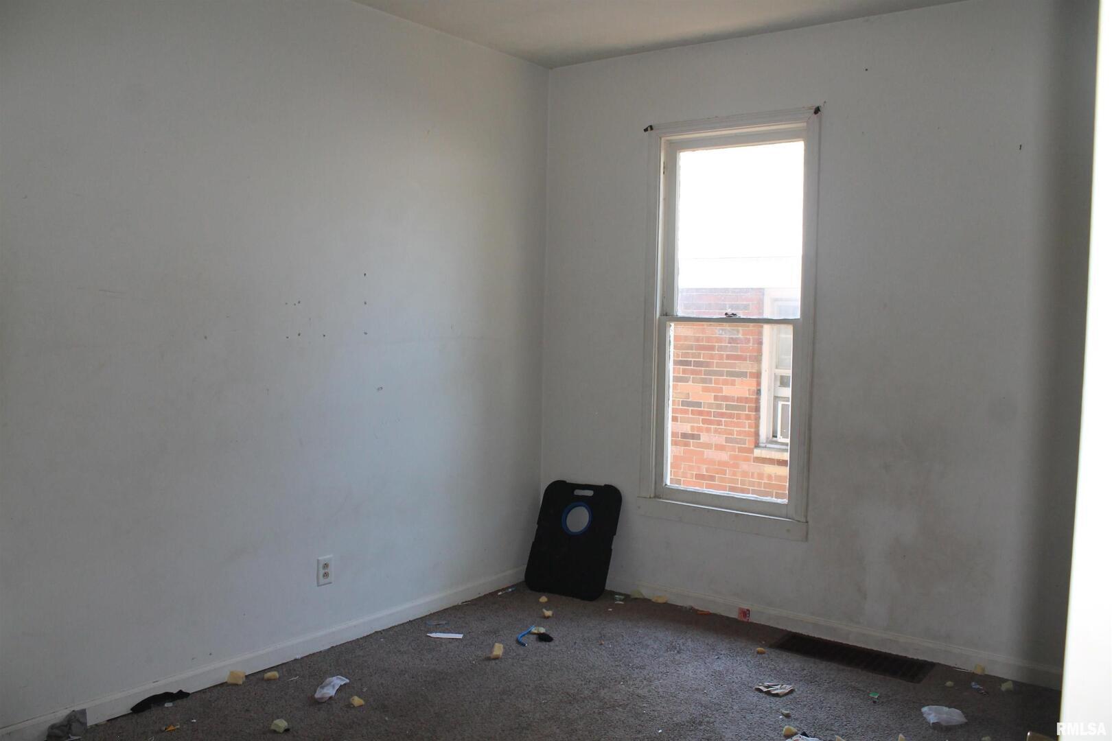 702 W Walnut Street Property Photo 9