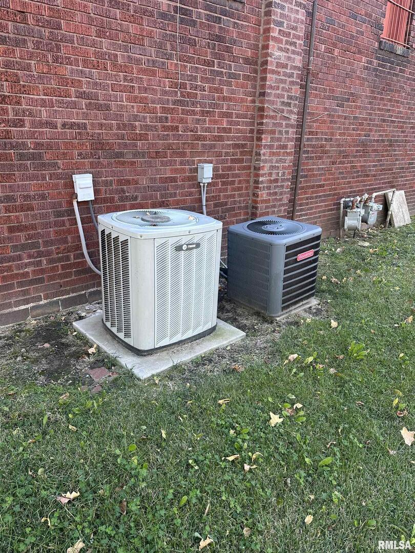 401 N Division Street A & B Property Photo 4