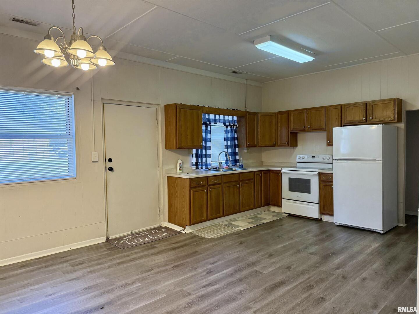 1103 W Boulevard St Street A & B Property Photo 16