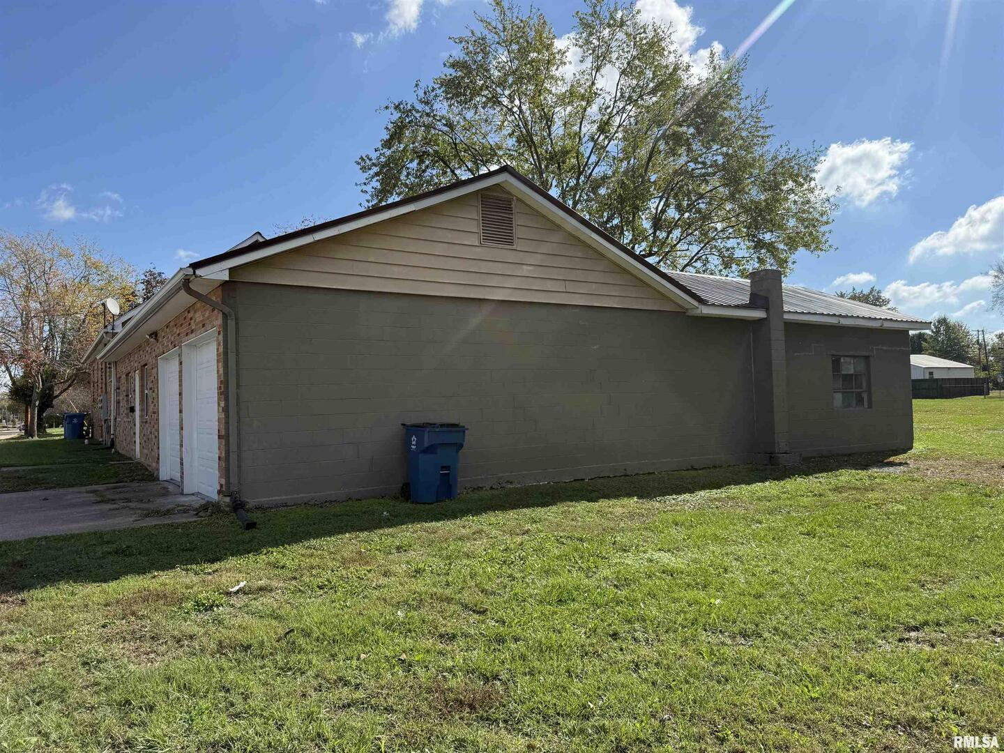 1103 W Boulevard St Street A & B Property Photo 23