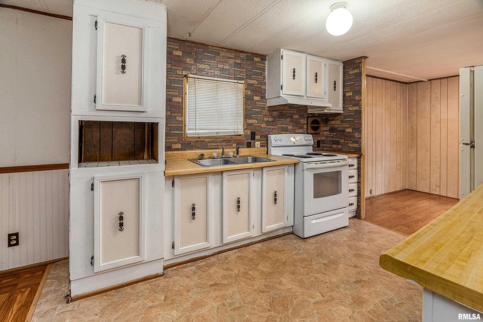 208 W Pennsylvania Avenue Property Photo 9
