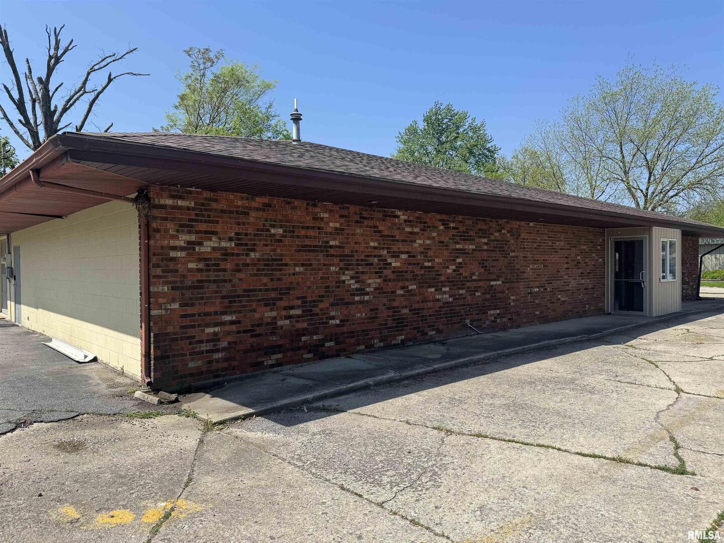 705 S Poplar Street Property Photo 9