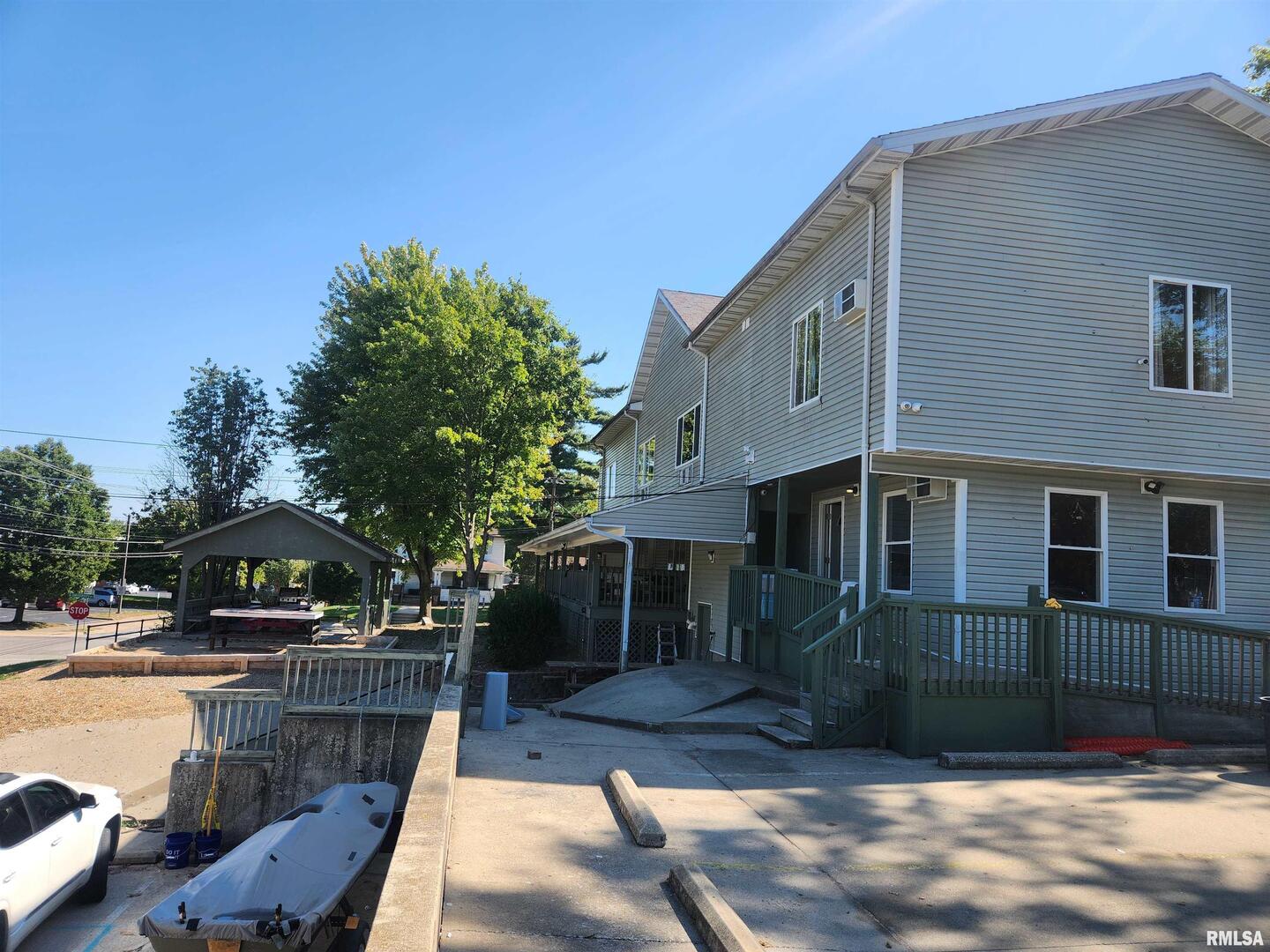 502 S University Avenue Property Photo 4