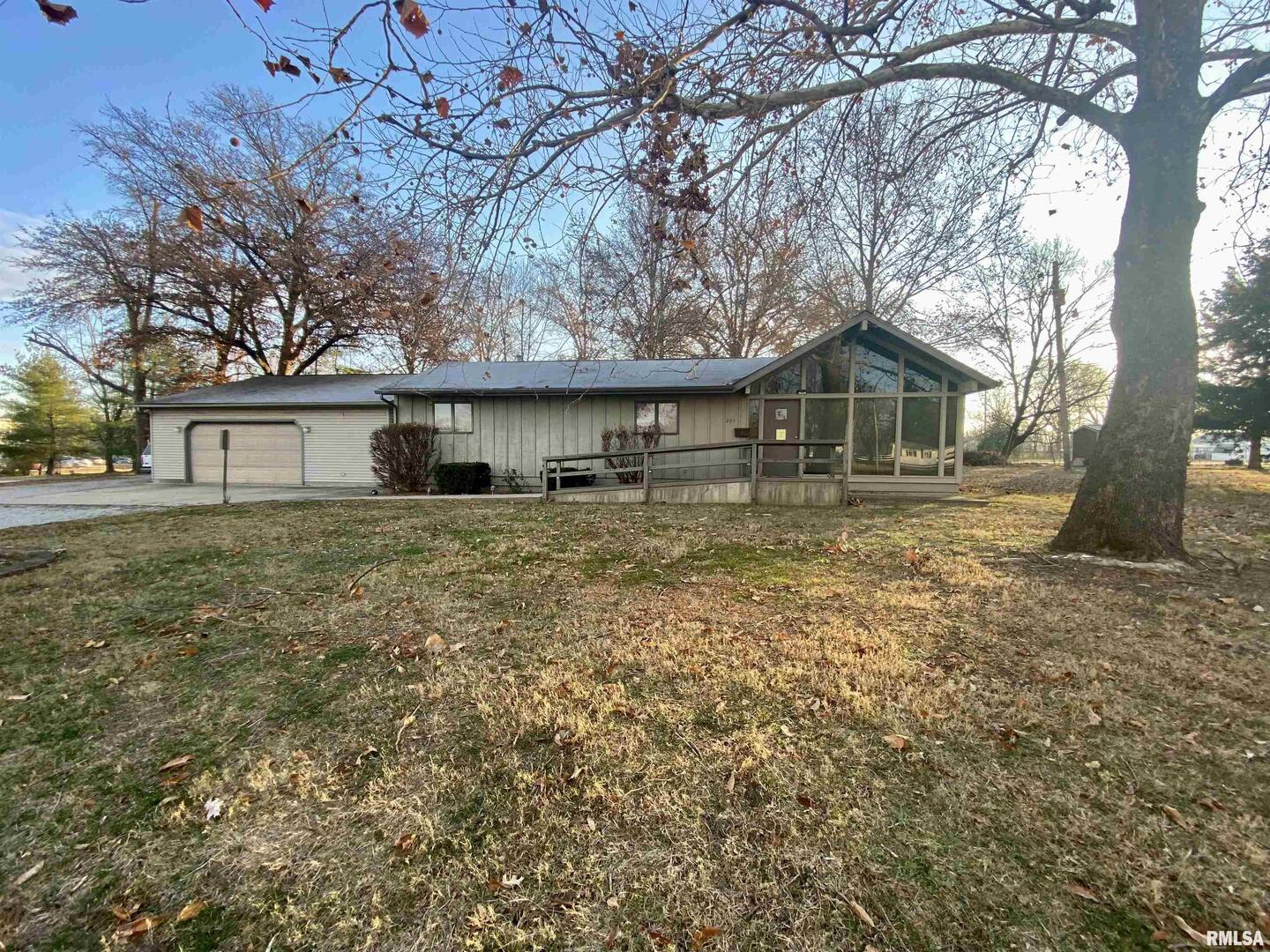 205 N DAVIS Avenue Property Photo 1