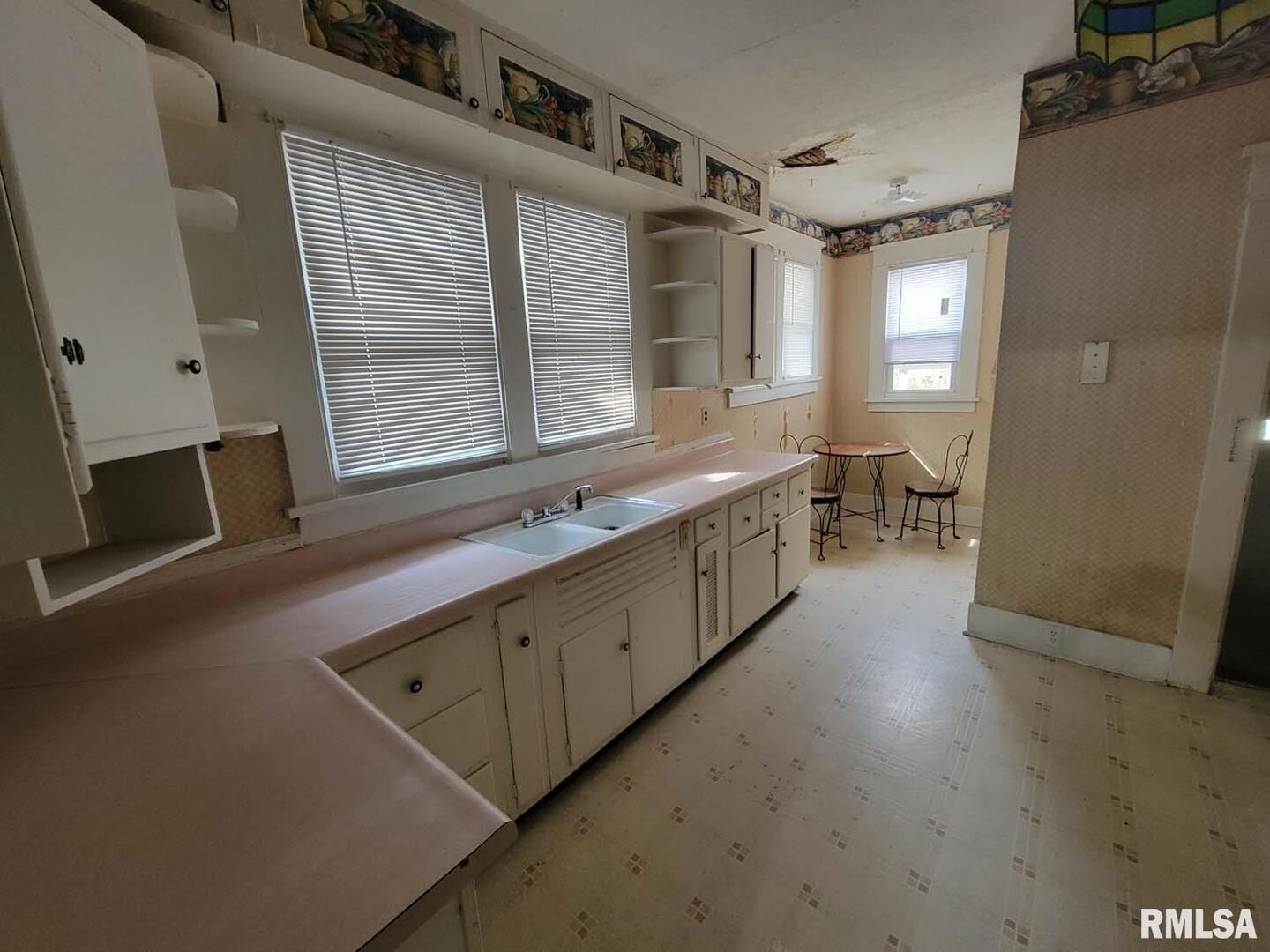 334 S Lincoln Boulevard Property Photo 9