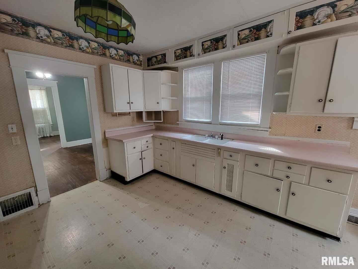 334 S Lincoln Boulevard Property Photo 11