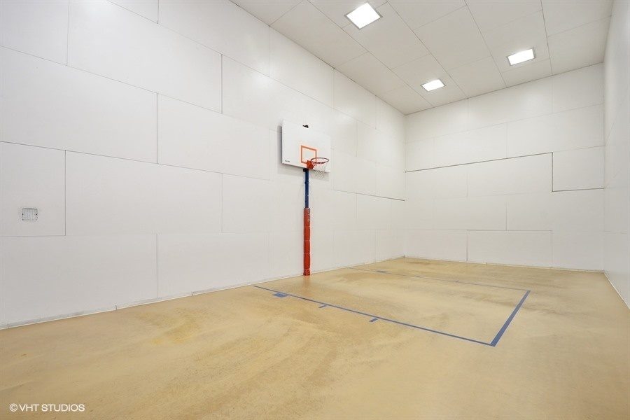 211 E Ohio St Property Photo 16