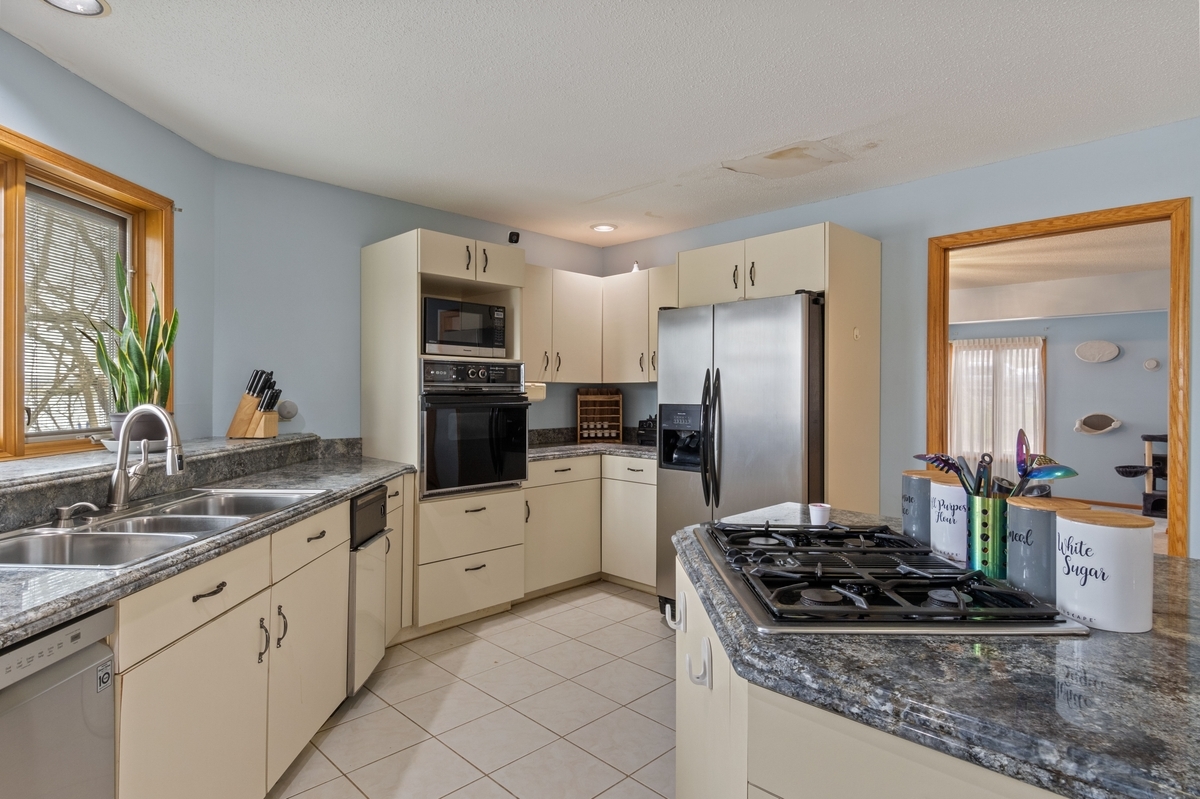1210 Lakeridge Court Property Photo 7