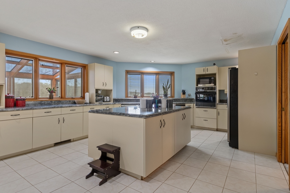 1210 Lakeridge Court Property Photo 8
