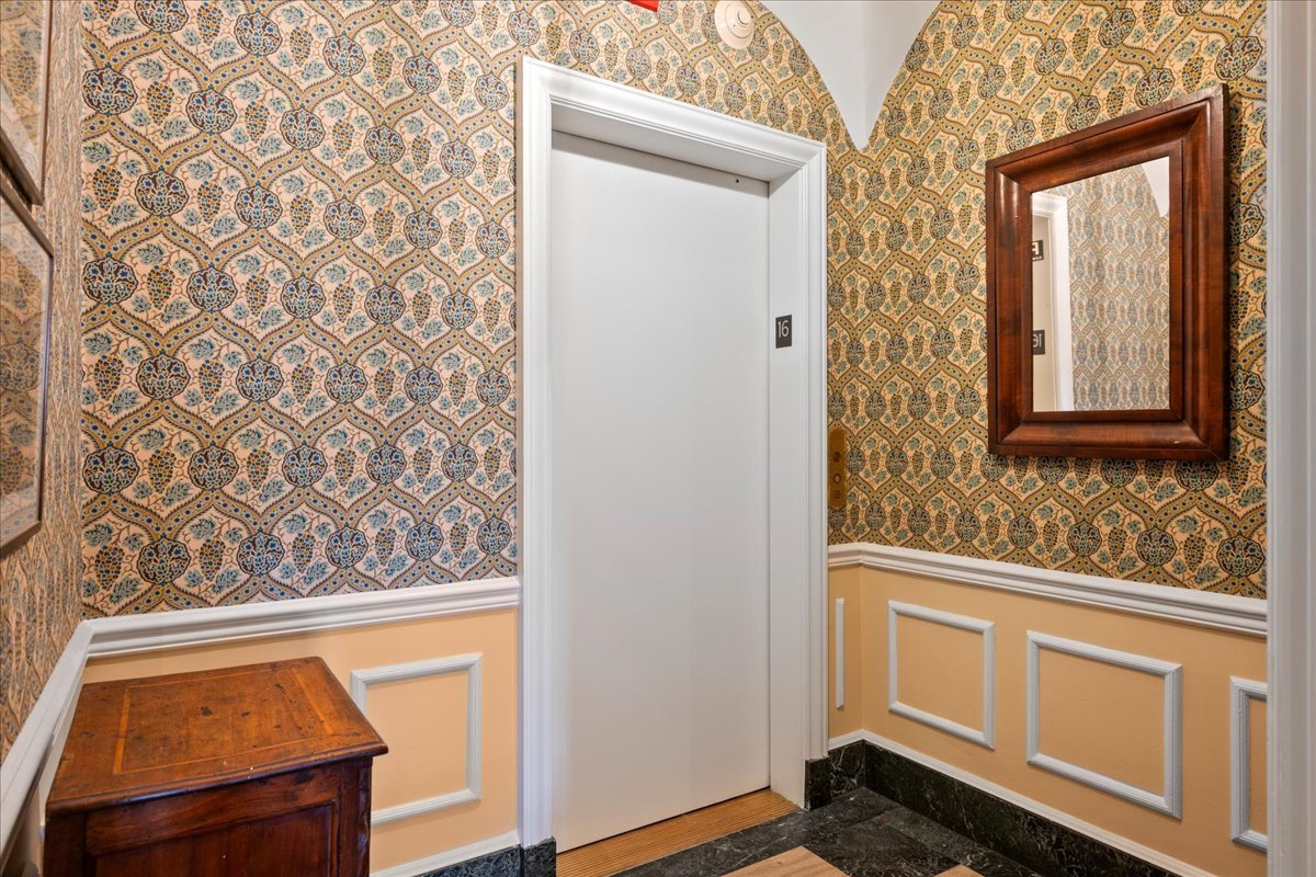 399 W Fullerton Parkway 16e Property Photo 3