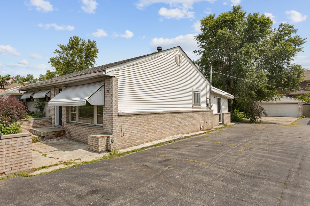 5033 N Cumberland Avenue Property Photo 2