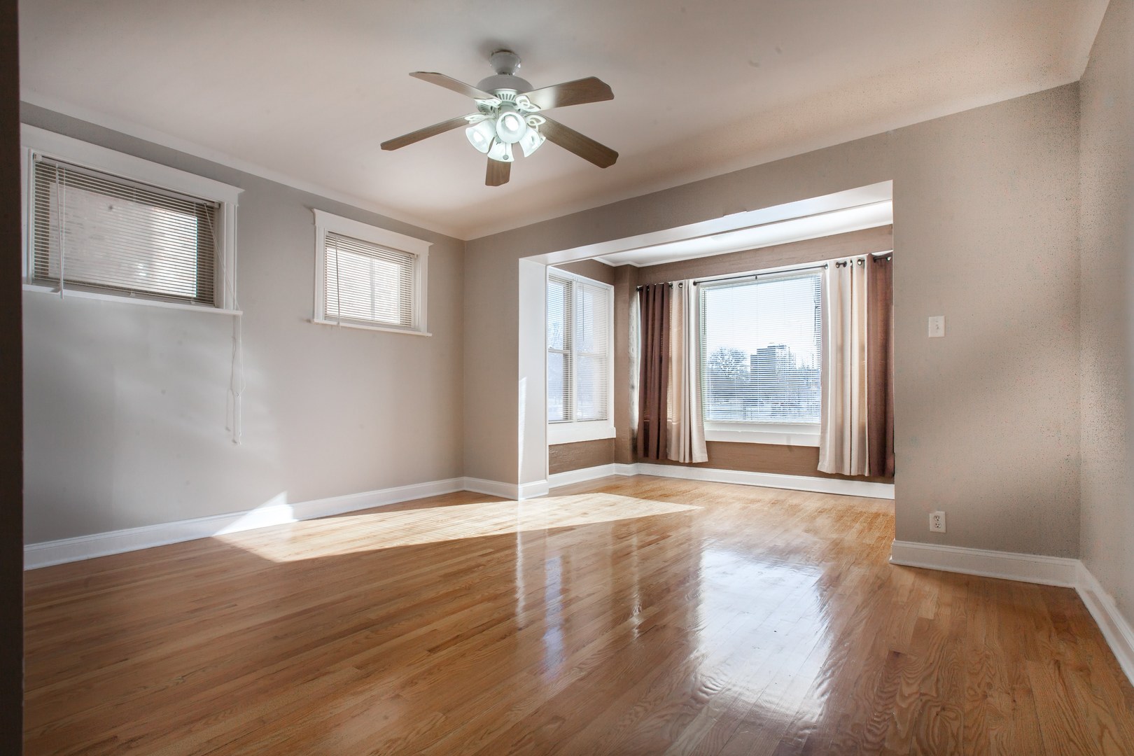 1554 E 65th Place 1e Property Photo 3