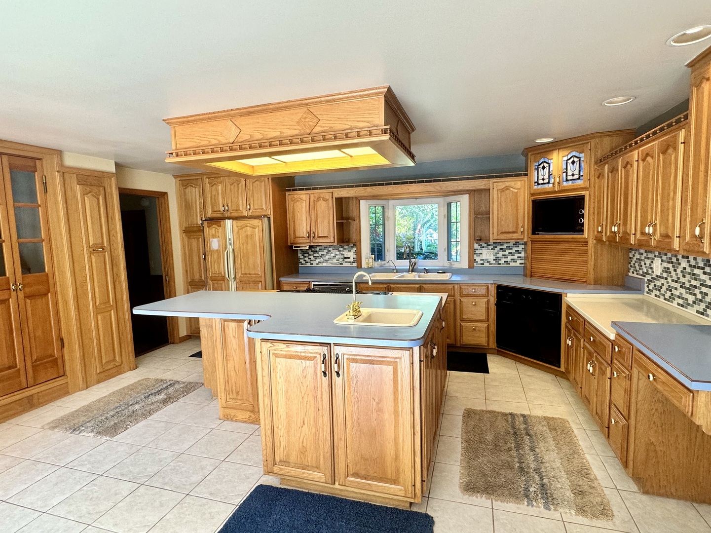 864 Ash Drive Property Photo 3