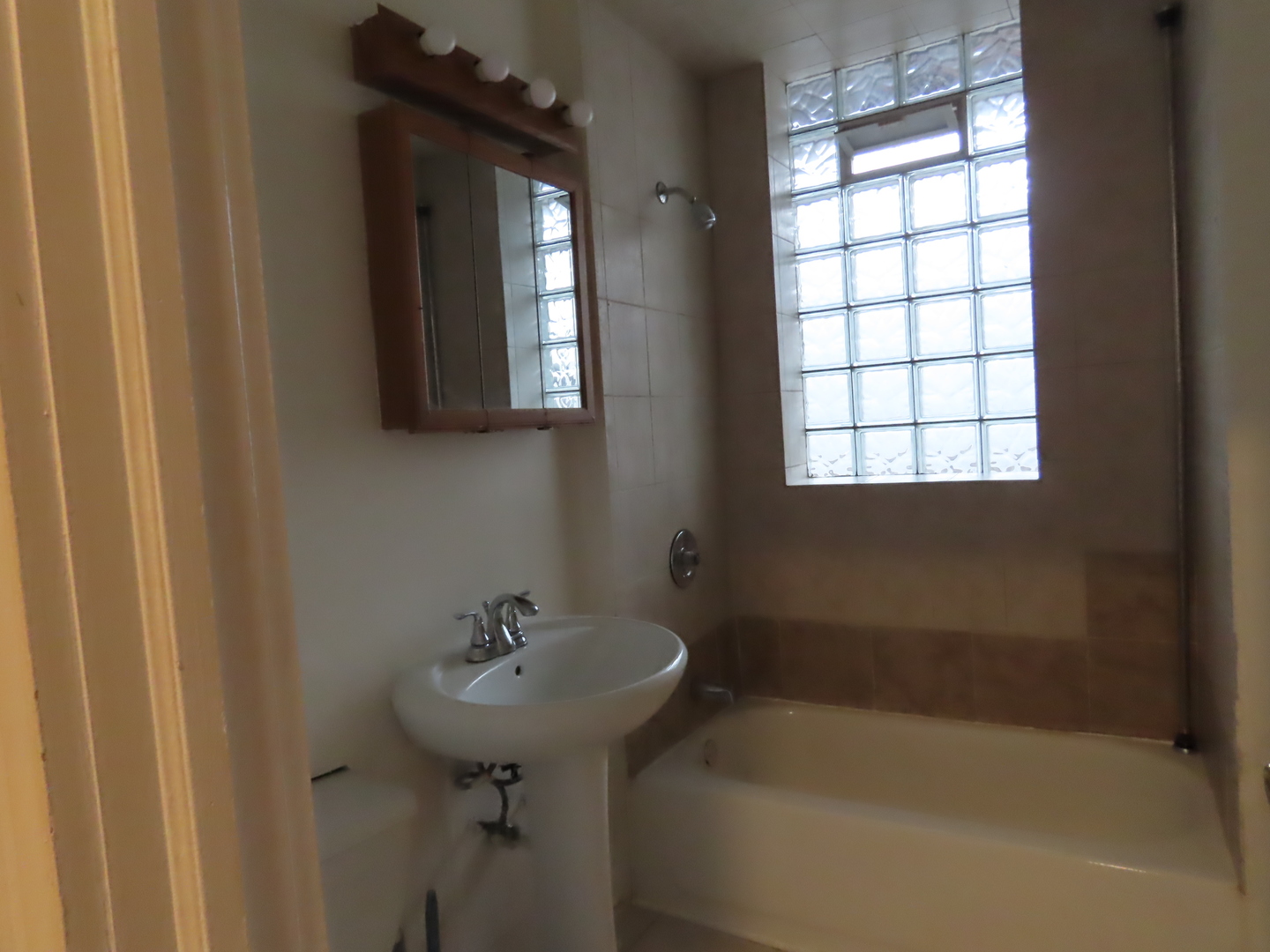 1636 W 66th Street 2e Property Photo 6