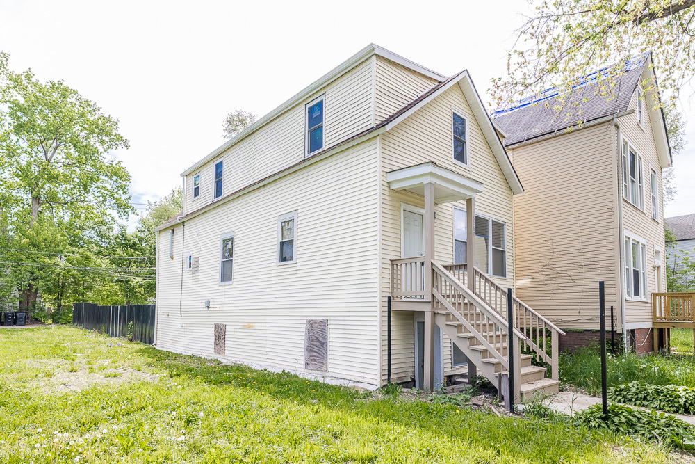 5207 S Laflin Street Property Photo 2
