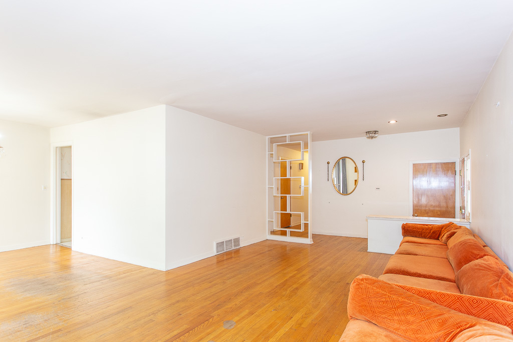 7407 N California Avenue Property Photo 5