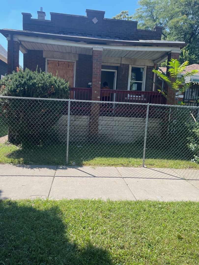 827 E 87th Place Property Photo 2