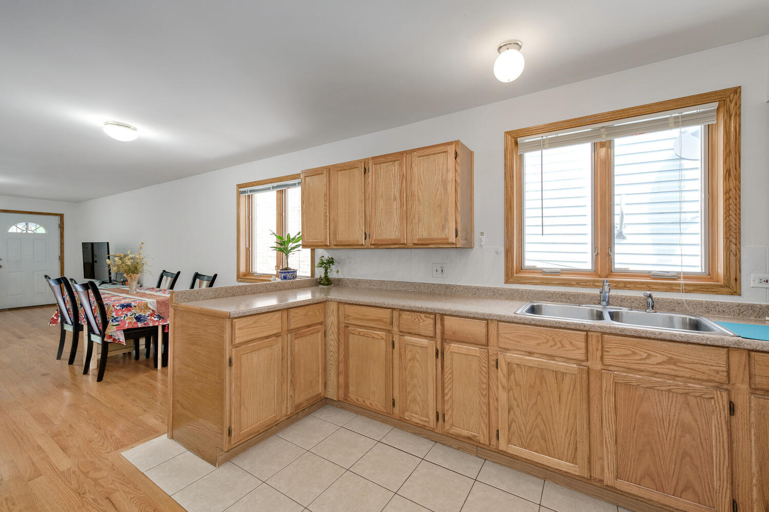 4629 S Laflin Street Property Photo 5
