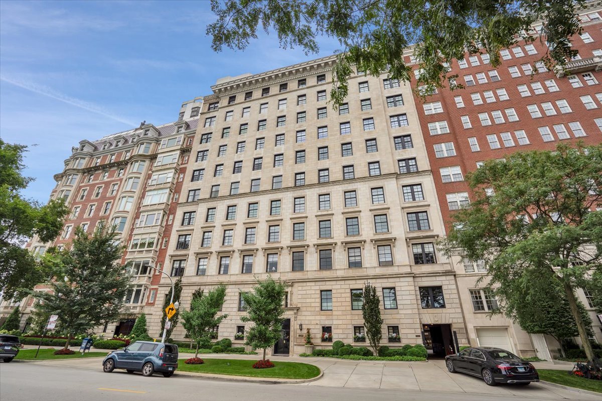 229 E Lake Shore Drive 10e Property Photo 2