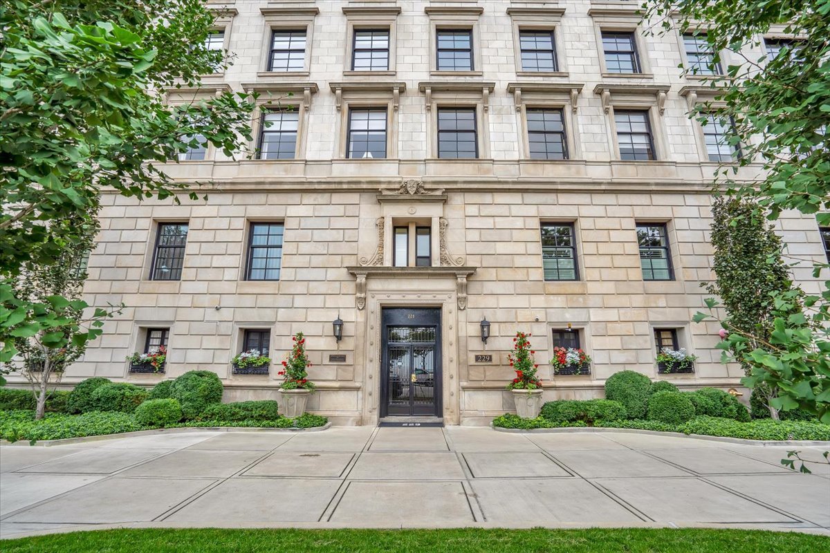 229 E Lake Shore Drive 10e Property Photo 3