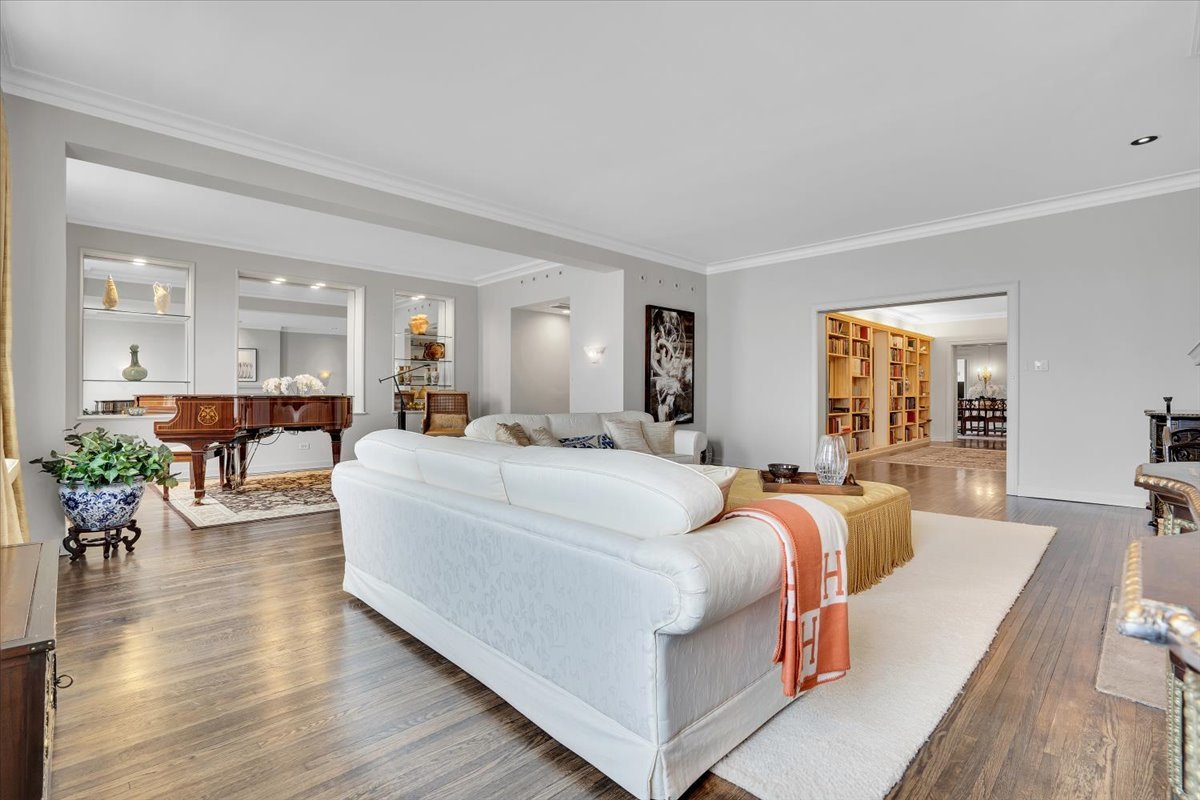 229 E Lake Shore Drive 10e Property Photo 7