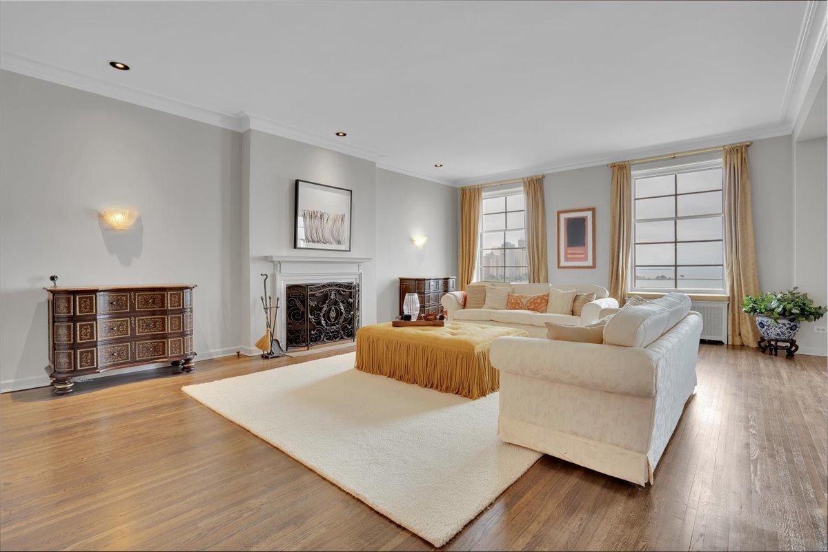 229 E Lake Shore Drive 10e Property Photo 9