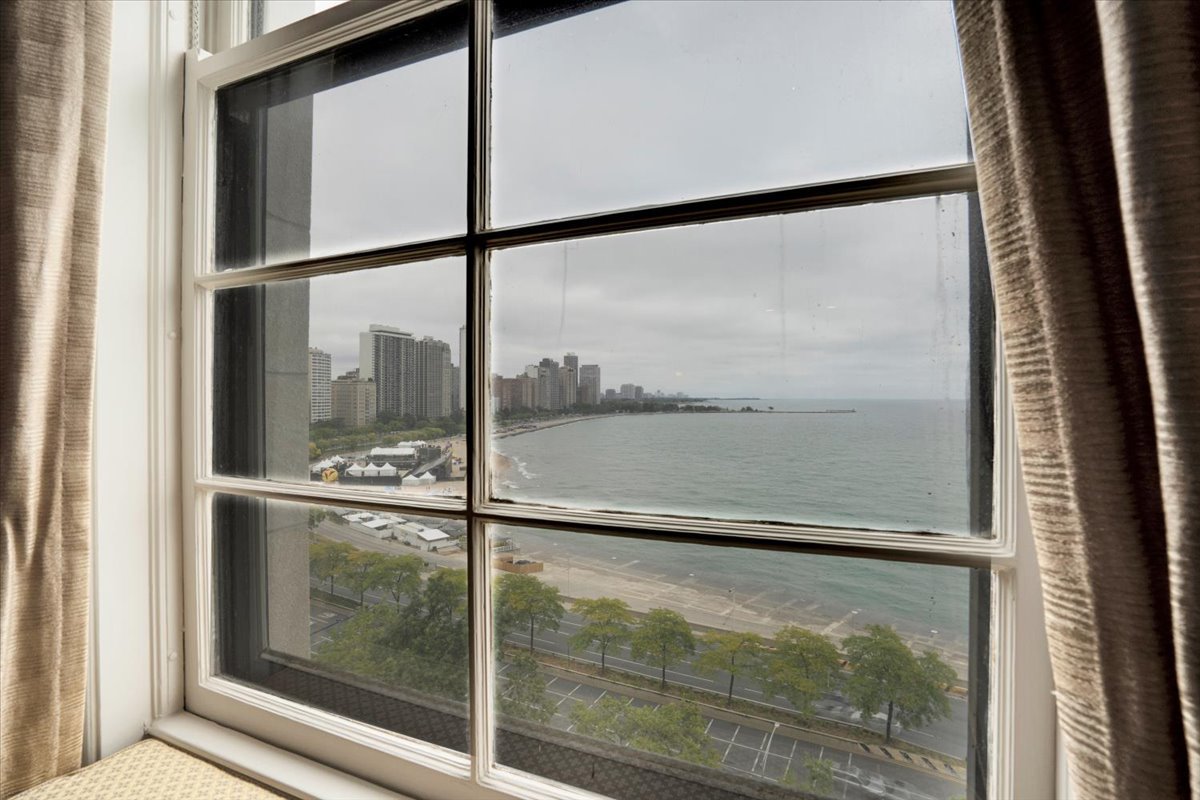 229 E Lake Shore Drive 10e Property Photo 11
