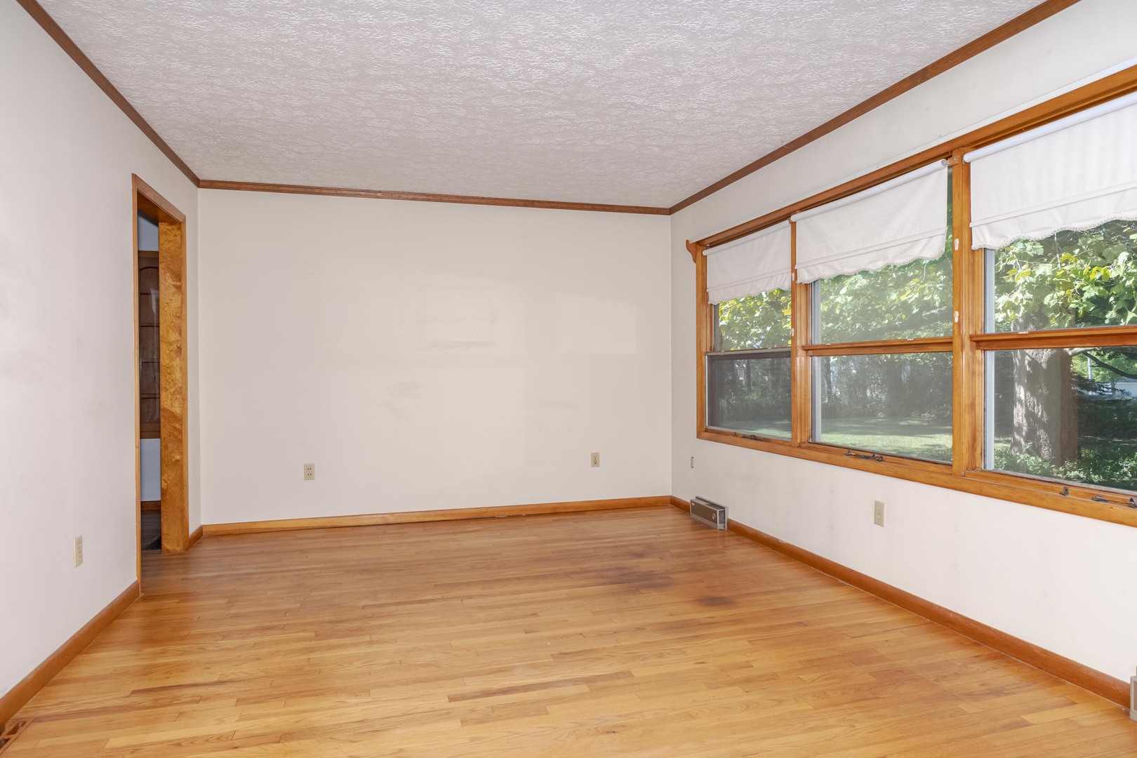214 E Van Alstyne Street Property Photo 4