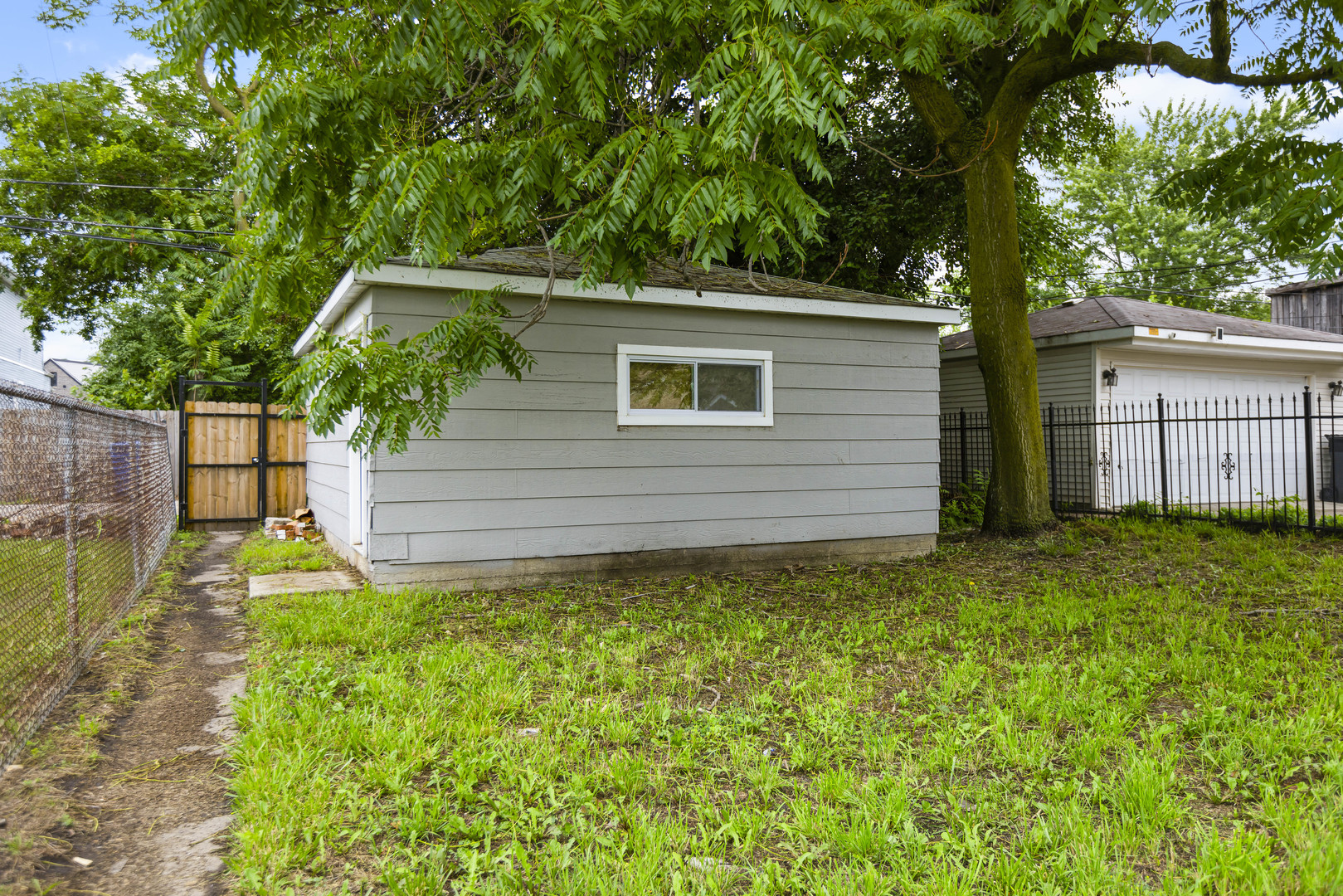 9214 S Woodlawn Avenue Property Photo 3