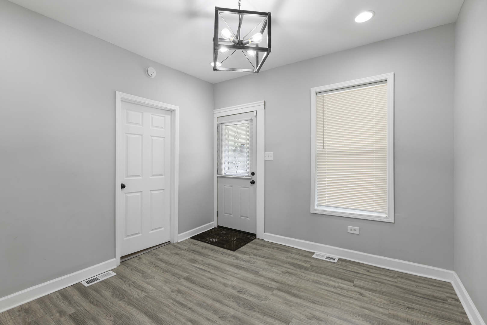 9214 S Woodlawn Avenue Property Photo 6