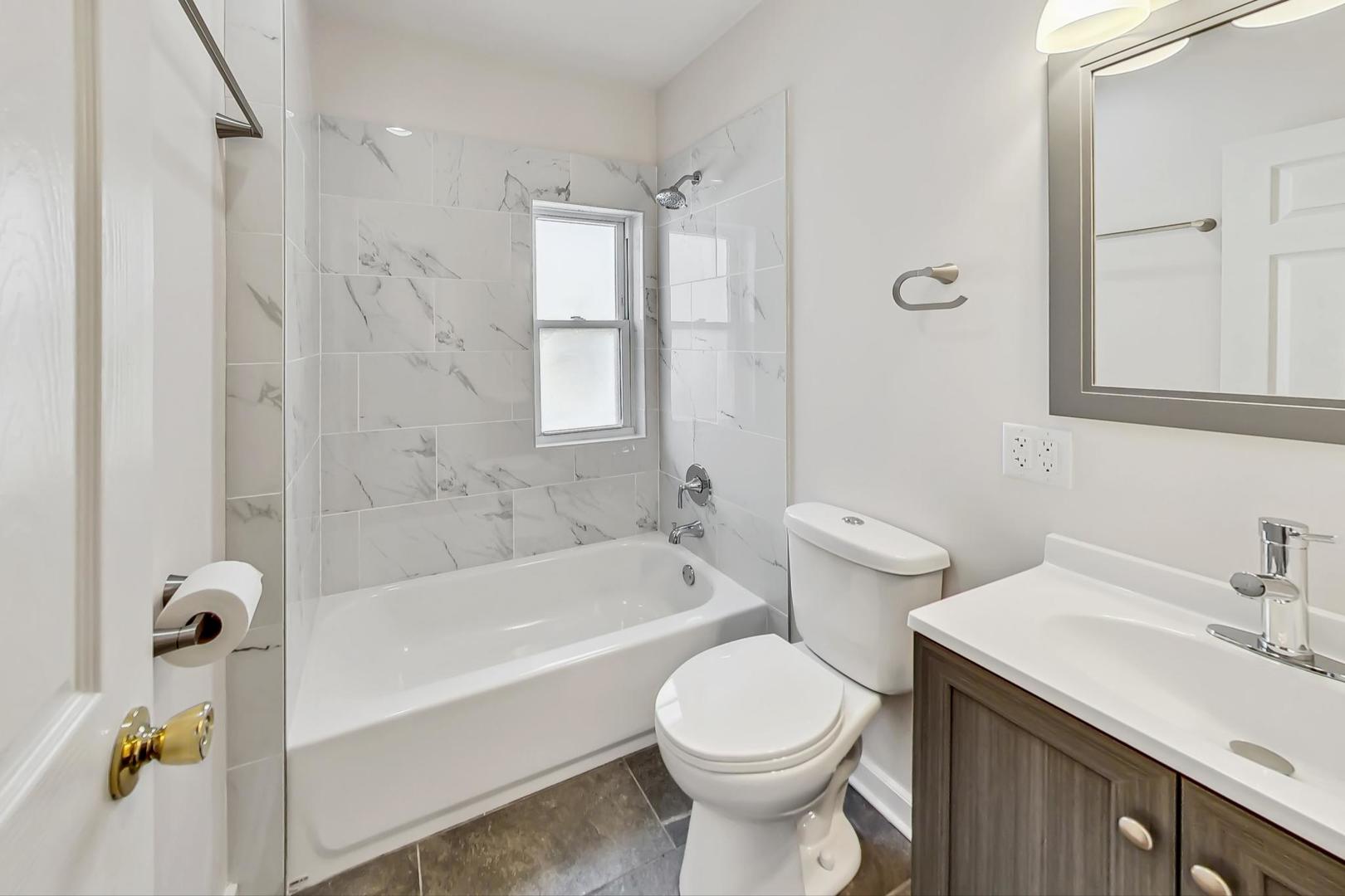 8251 S East End Avenue Property Photo 31