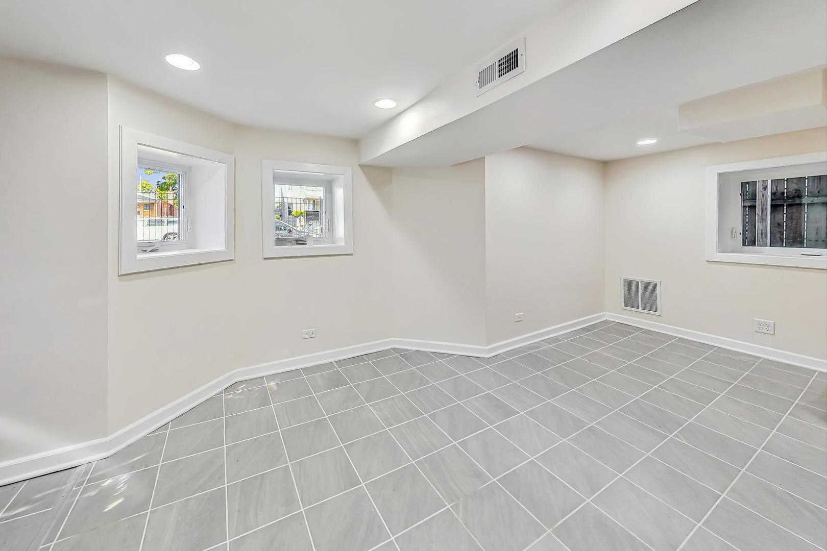 8251 S East End Avenue Property Photo 33
