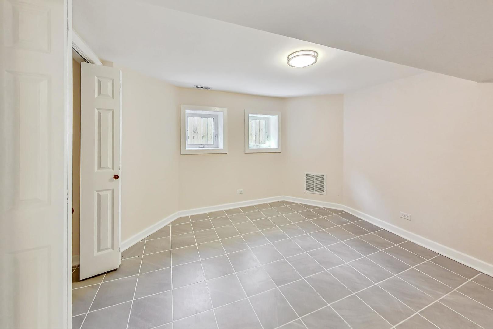 8251 S East End Avenue Property Photo 35